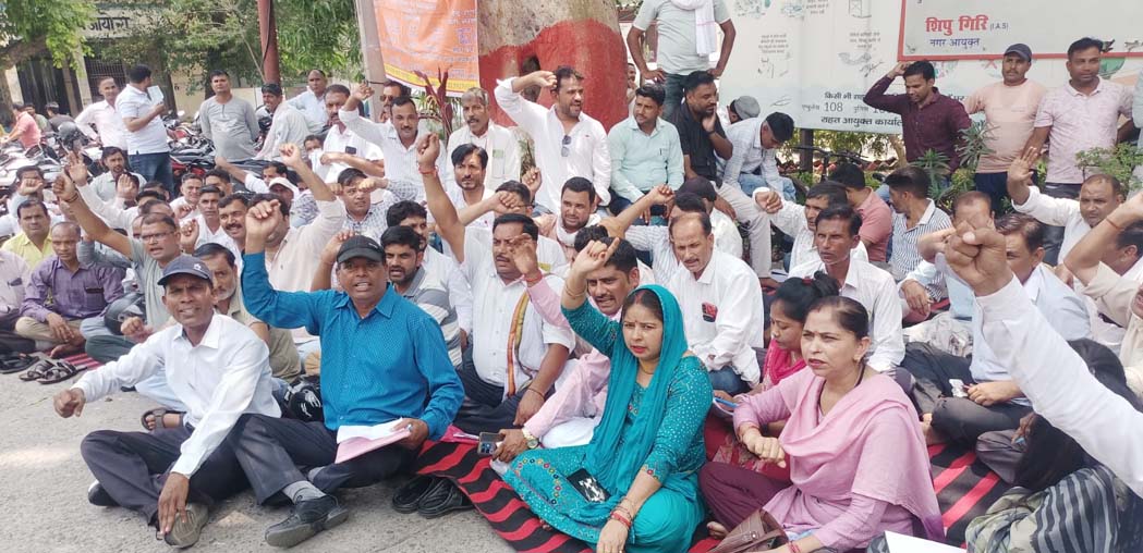 Uttar Pradesh Gram Rozgar Sevak Sangh stages a protest at the Collectorate over regularization and a 10-point list of demands.