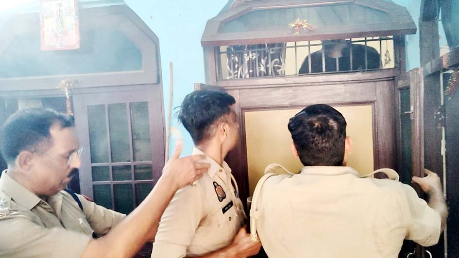 खुद को कमरे में बंद कर आग लगाने वाले युवक का जांबाज रेस्क्यू, फायर टीम ने बचाई जान