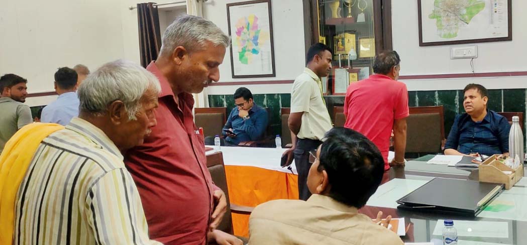 Prompt action during public hearing: Additional Municipal Commissioner resolves sanitation issues on the spot.