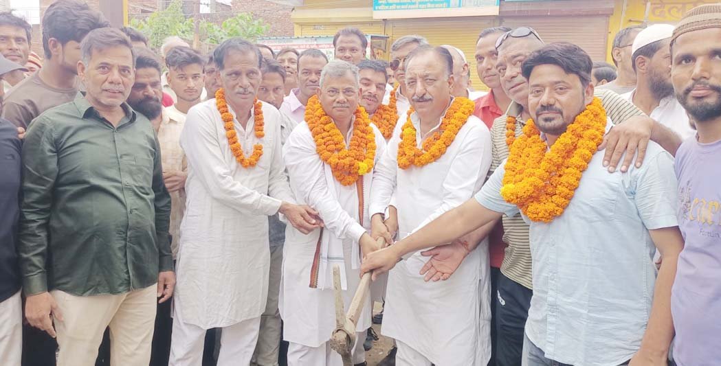Construction of a road costing ₹15 lakh inaugurated in Ward 22.