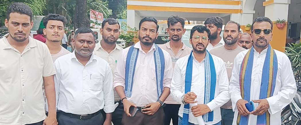 सड़क नहीं तो राहत नहीं, आजाद समाज पार्टी के नेतृत्व में ग्रामीणों ने घेरा तहसील कार्यालय, उठाई सड़क निर्माण की मांग