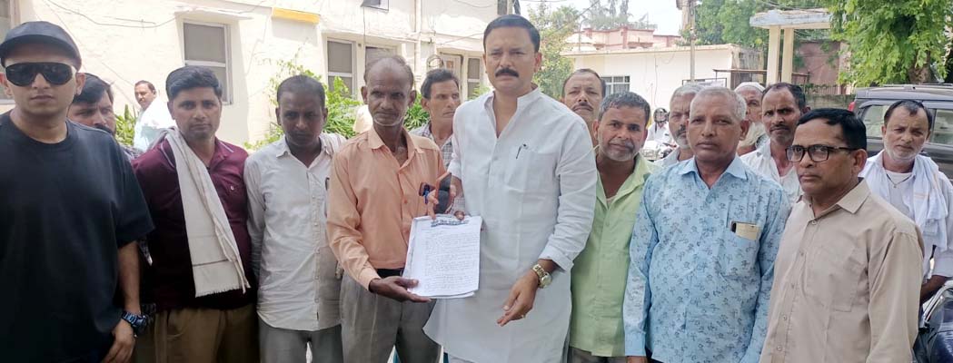 Employees demanded payment of ₹3.25 crore in outstanding dues and the resumption of mill operations from the District Magistrate.