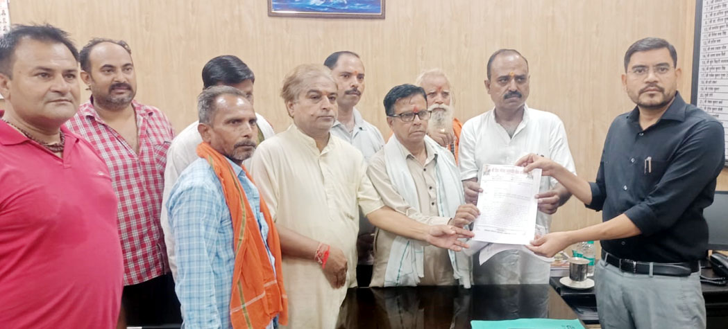 A memorandum was submitted to the District Magistrate demanding action against those making inflammatory posts on social media.