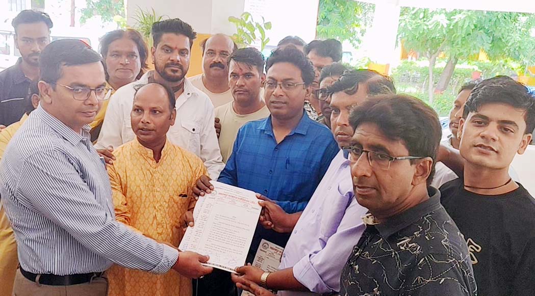 Saharanpur Artists' Association submits memorandum to DM regarding Kanwar Mela.