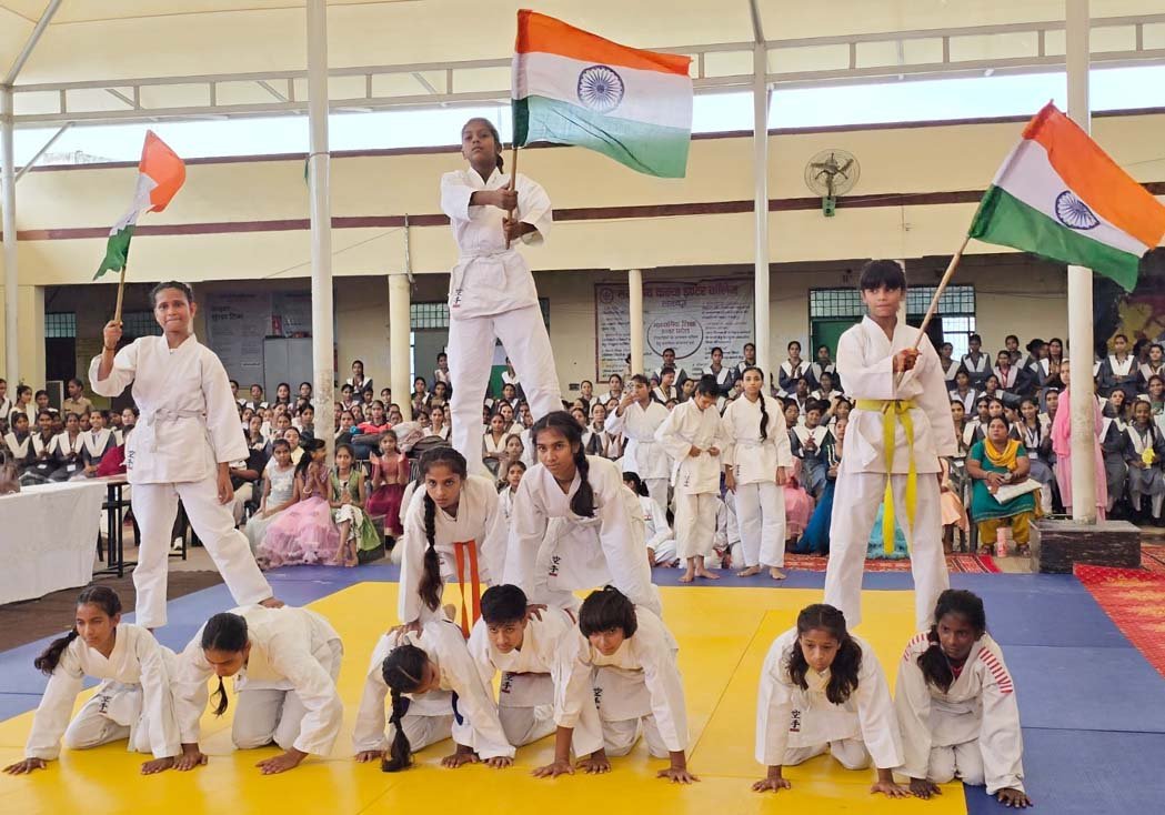 Saharanpur district dominated the divisional karate competition (girls' category).