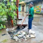 Acting on the Municipal Commissioner's directives, the Municipal Corporation launched a water drainage drive on a war footing.