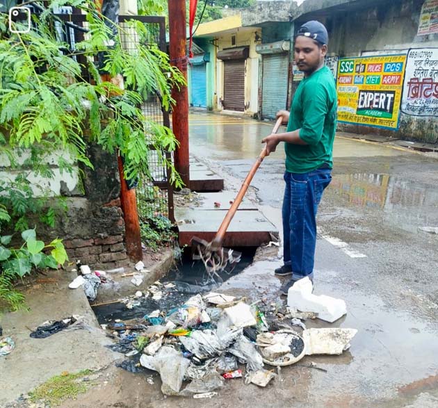 Acting on the Municipal Commissioner's directives, the Municipal Corporation launched a water drainage drive on a war footing.