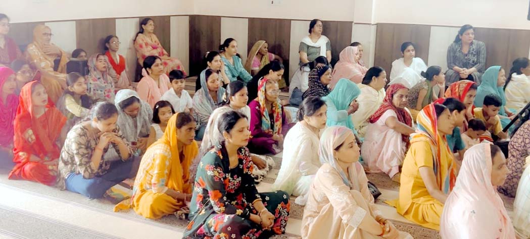 Devotees throng the spiritual gathering organized by Divya Jyoti Jagrati Sansthan.