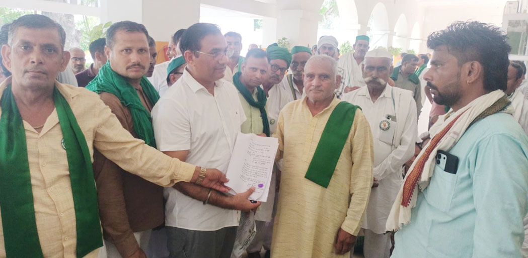 BKU (Arajnaitik) staged a protest regarding farmers' issues and submitted a memorandum.