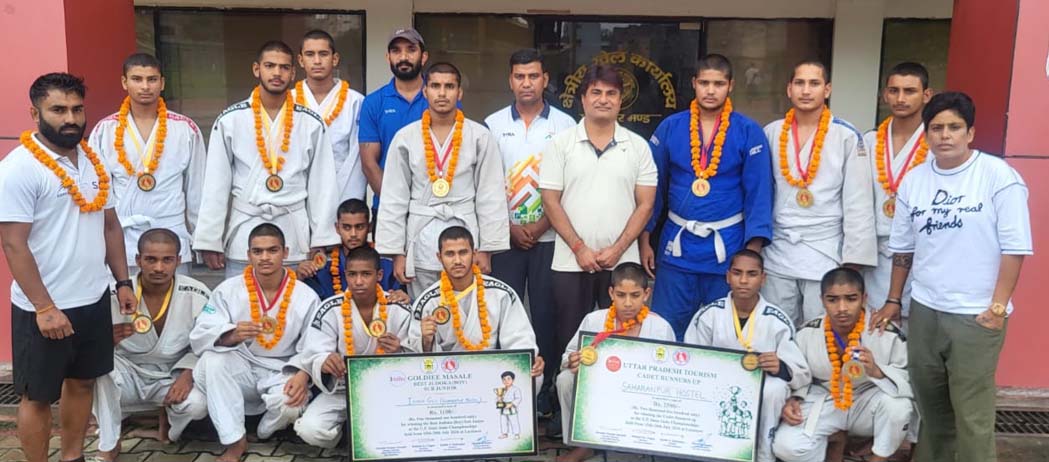 The winning players were felicitated.