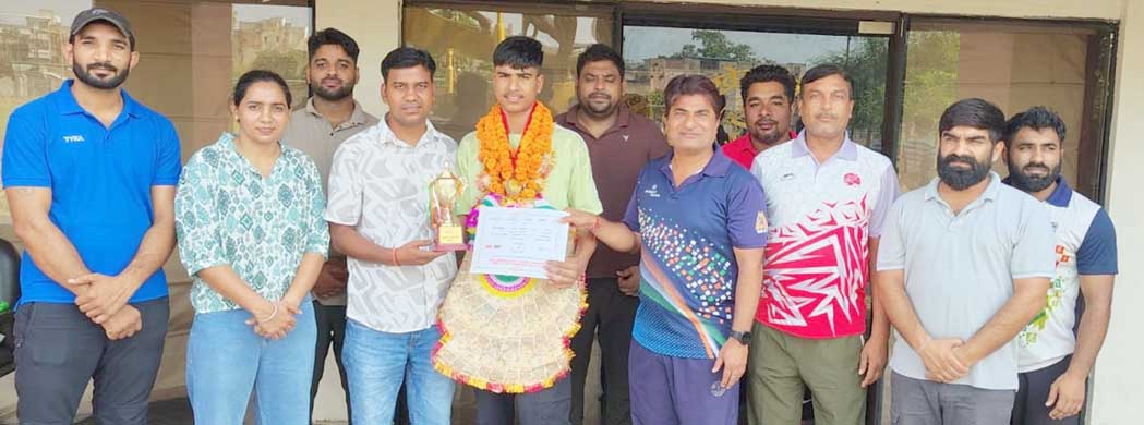बेस्ट बॉक्सर अनिक बाबरा एवं कोच प्रवीन कुमार को किया सम्मानित
