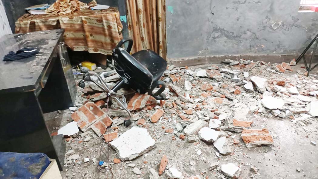 Accidents occur frequently due to the absence of a safety wall along the railway tracks; following a young man's death two days ago, a house has now collapsed, sparking outrage among local residents.