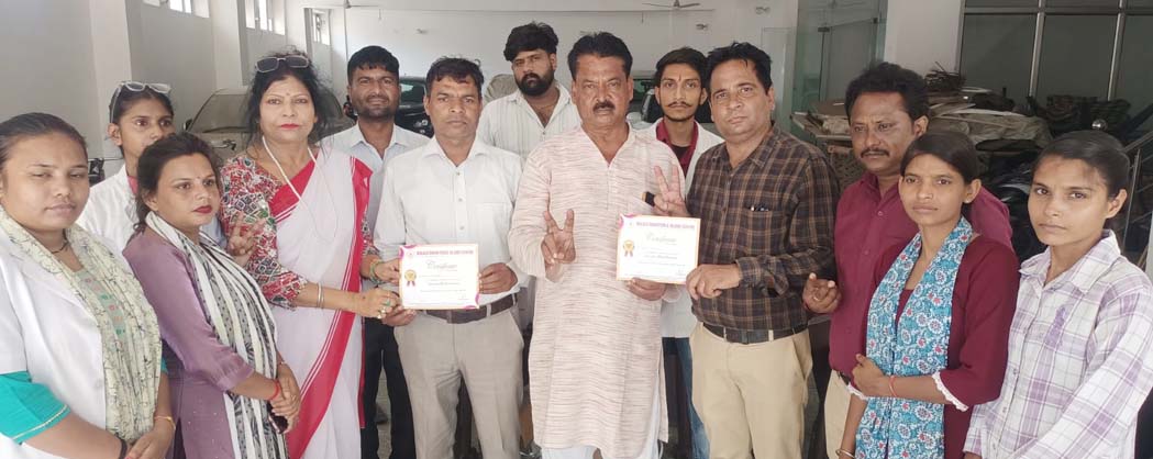 Blood donation camp organized at former MLA Ravindra Kumar Molhu's office.
