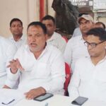 Village secretaries and *lekhpals* are not cooperating; village development works have stalled.
