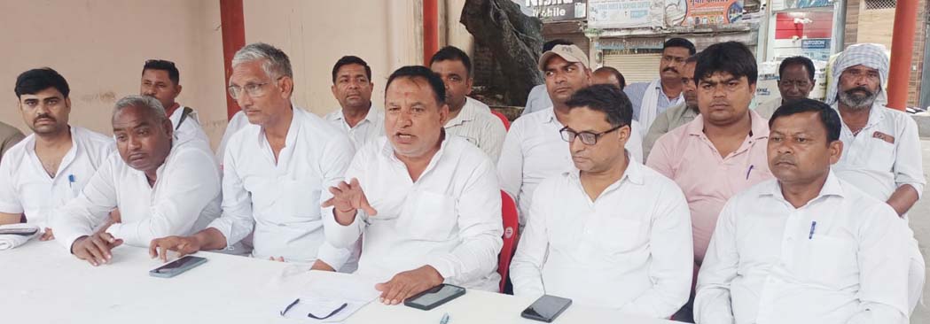Village secretaries and *lekhpals* are not cooperating; village development works have stalled.
