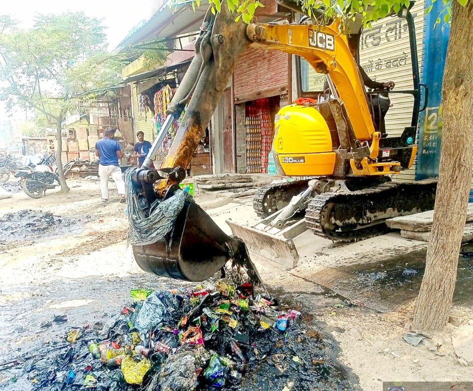 Municipal Corporation intensifies drain cleaning drive ahead of the monsoon; work to continue even during the rains.