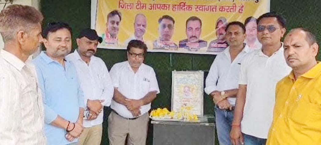 A tribute meeting was held at the Preet Vihar office on the death anniversary of the late Nekiram Garg, the grand patriarch of the trading community's politics.