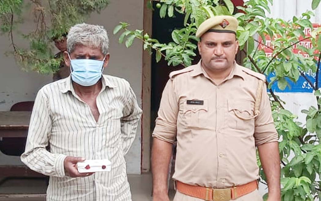Smuggler arrested with charas worth lakhs.
