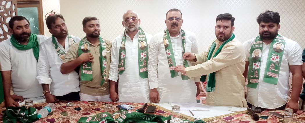 SP leaders Mohammad Hussain Jilani and Sajid Hasan join the AIMIM party along with their supporters.